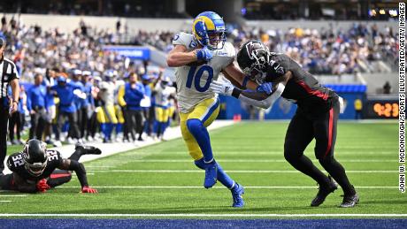 Defending champions Los Angeles Rams lost in their opening match of the season.