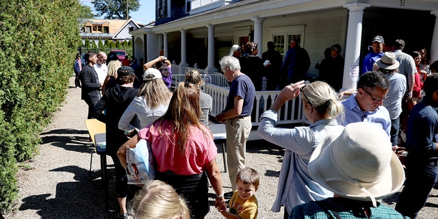 Marthas Vineyard residents line up in front of St. Andrews Parish House to donate food to the recently arrived migrants.