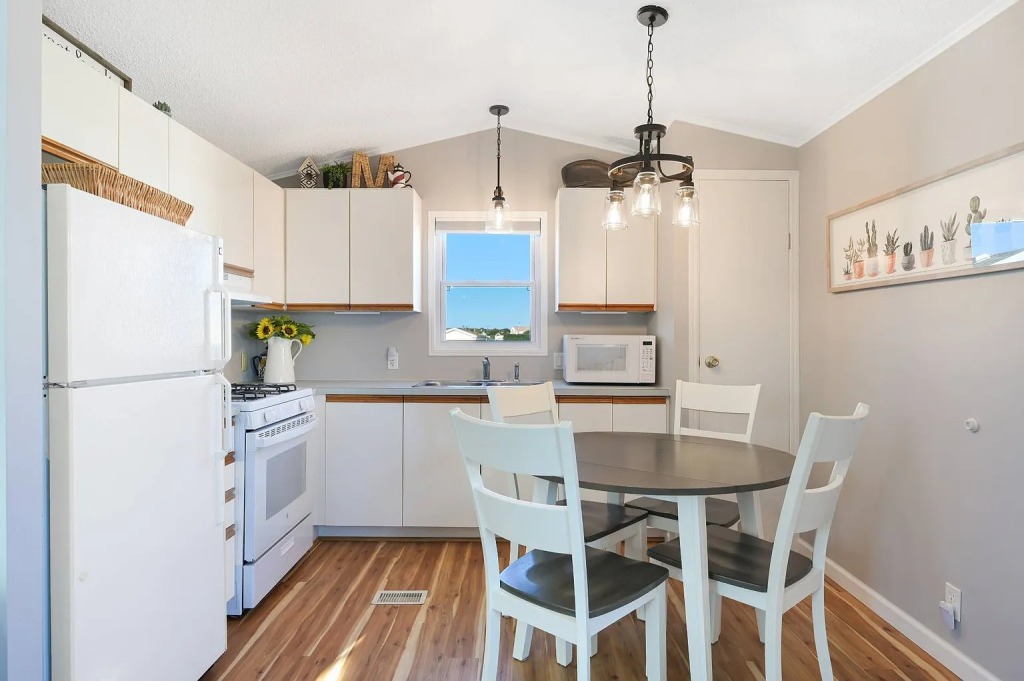 The kitchen and dining space.